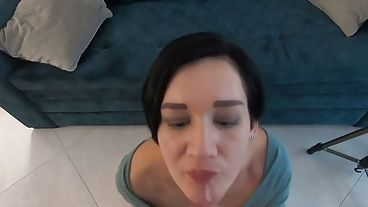 迷人的老太太在照顾他的鸡巴，让他也达到高潮