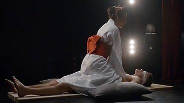 拥有完美身材的艺伎女孩在镜头前享受快速的女牛仔骑乘