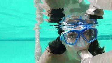 拉丁裔美女穿着小比基尼在水下享受他鸡巴的味道